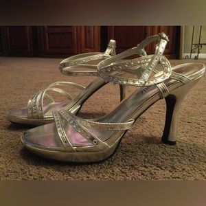 Torte Caliente silver heels